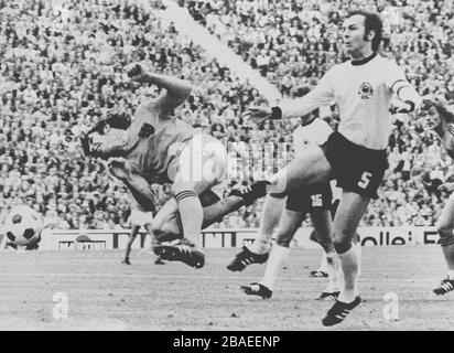 (l-r) Willem van Hanegem, milieu de terrain néerlandais, et Franz Beckenbauer, capitaine de l'Allemagne de l'Ouest, en action lors de la finale de la coupe du monde de la FIFA. Banque D'Images