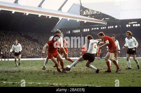 Kevin Keegan de Liverpool (l, rouge) en action contre le comté de Derby Banque D'Images