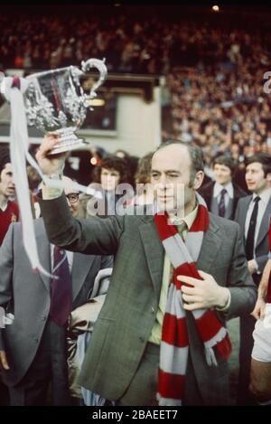 Ron Saunders, directeur de la villa Aston, tient la coupe après leur victoire Banque D'Images