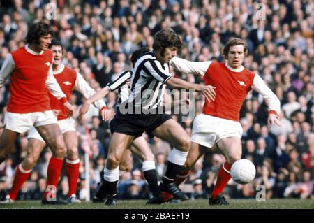 Malcolm MacDonald, Newcastle United surpasse Peter Simpson et Eddie Kelly, Arsenal Banque D'Images