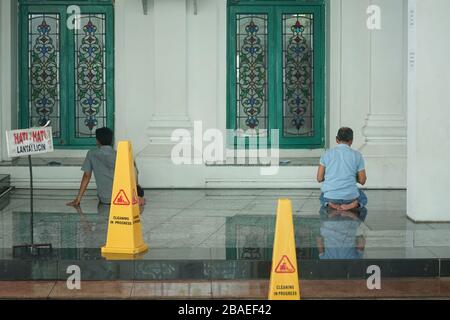 Palembang, Indonésie. 27 mars 2020. Les musulmans adorent à la mosquée de Palembang, en Indonésie, le vendredi 27 mars 2020. Quand les craintes d'une pandémie de coronavirus sont craintes. Sur la base des données du gouvernement indonésien, il y a eu 1 046 cas de coronavirus et 87 décès en Indonésie. (Photo de Sigit Prasetya/INA photo Agency/Sipa USA) crédit: SIPA USA/Alay Live News Banque D'Images