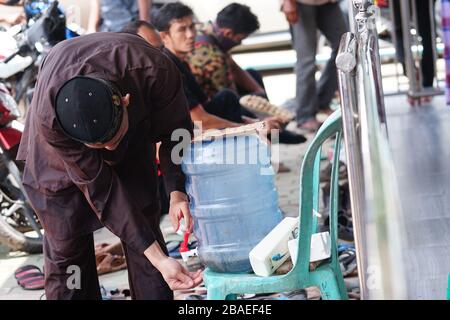 Palembang, Indonésie. 27 mars 2020. Les musulmans adorent à la mosquée de Palembang, en Indonésie, le vendredi 27 mars 2020. Quand les craintes d'une pandémie de coronavirus sont craintes. Sur la base des données du gouvernement indonésien, il y a eu 1 046 cas de coronavirus et 87 décès en Indonésie. (Photo de Sigit Prasetya/INA photo Agency/Sipa USA) crédit: SIPA USA/Alay Live News Banque D'Images