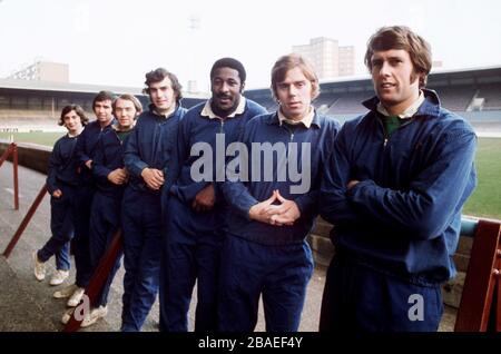 (r-l) Geoff Hurst, Harry Redknapp, Clyde Best, Trevor Brooking, Bryan (Pop) Robson, Ronnie Boyce et John Ayris s'alignent sur les terrasses du parc Upton Banque D'Images