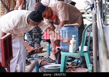 Palembang, Indonésie. 27 mars 2020. Les musulmans adorent à la mosquée de Palembang, en Indonésie, le vendredi 27 mars 2020. Quand les craintes d'une pandémie de coronavirus sont craintes. Sur la base des données du gouvernement indonésien, il y a eu 1 046 cas de coronavirus et 87 décès en Indonésie. (Photo de Sigit Prasetya/INA photo Agency/Sipa USA) crédit: SIPA USA/Alay Live News Banque D'Images