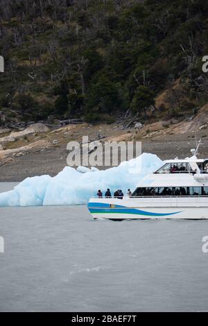 Bateau sur le glacier Perito Moreno à El Calafate, Patagonia, Argentine Banque D'Images