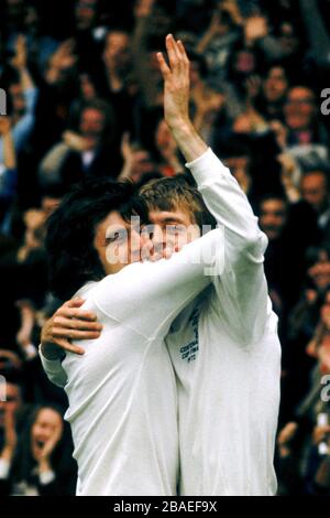 Peter Lorimer (à gauche) et Allan Clarke (à droite) de Leeds United célèbrent l'objectif gagnant Banque D'Images