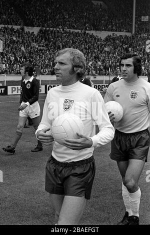 Le capitaine d'Angleterre Bobby Moore (à gauche) dirige l'équipe, suivi du gardien de but Peter Shilton (à droite) Banque D'Images