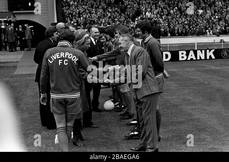 Le capitaine de Liverpool Emlyn Hughes (l) présente la princesse Anne (c) au directeur Bill Shankly (r) et à ses coéquipiers Banque D'Images