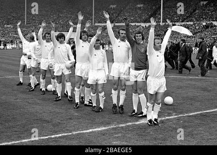 L'équipe de Leeds United s'adresse à la foule avant le match : (R-L) Billy Bremner, David Harvey, Paul Reaney, Johnny Giles, Norman Hunter, Trevor Cherry, Peter Lorimer, Eddie Gray, Paul Madeley, Mick Jones, Terry Yorath, Allan Clarke Banque D'Images