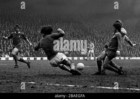 Joe Corrigan (c), gardien de but de Manchester City, plonge au pied de Kevin Keegan (r) de Liverpool, alors qu'il jette le ballon sur le visage du but Banque D'Images