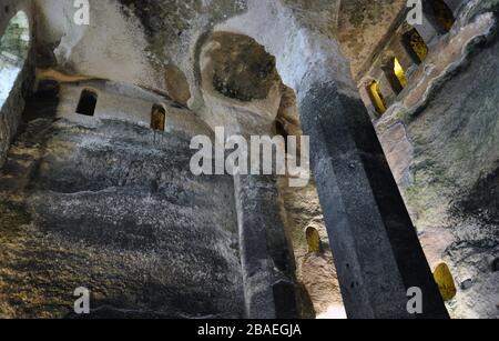 Église Saint Jean à Aubeterre sur Dronne, église souterraine construite au XIIe siècle Banque D'Images