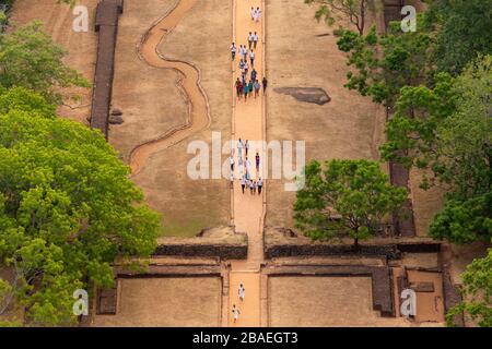 Les gens qui se trouvent sur la passerelle d'entrée, comme on l'a vu lors du sommet de Lion Rock à Sigiriya, au Sri Lanka Banque D'Images