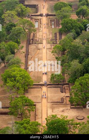 Les gens qui se trouvent sur la passerelle d'entrée, comme on l'a vu lors du sommet de Lion Rock à Sigiriya, au Sri Lanka Banque D'Images