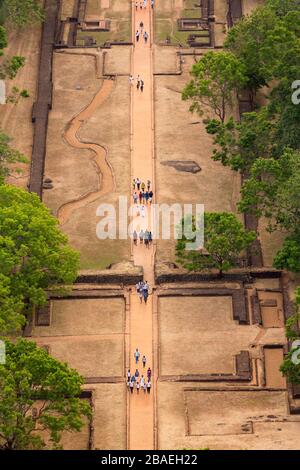 Les gens qui se trouvent sur la passerelle d'entrée, comme on l'a vu lors du sommet de Lion Rock à Sigiriya, au Sri Lanka Banque D'Images