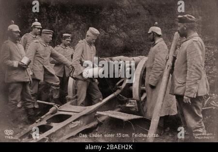 La première Guerre mondiale. Chargement d'un 15 cm. Howitzer de terrain Banque D'Images