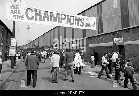 Vue générale de la rue à l'extérieur du terrain de baseball, maison du comté de Derby, comme Derby célébrer la victoire du championnat de Ligue Banque D'Images