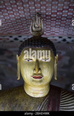 Détail de la tête de Bouddha dans le temple de la Grotte royale de Dambulla, Sri Lanka Banque D'Images