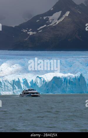 Bateau sur le glacier Perito Moreno à El Calafate, Patagonia, Argentine Banque D'Images