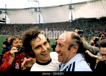 Le capitaine de l'Allemagne de l'Ouest Franz Beckenbauer (l) et l'entraîneur Helmut Schon (r) célèbrent la victoire en finale Banque D'Images
