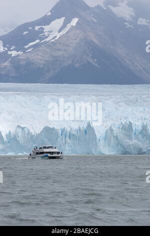 Bateau sur le glacier Perito Moreno à El Calafate, Patagonia, Argentine Banque D'Images