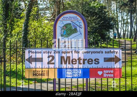 Panneau gouvernemental à l'entrée du parc, indiquant aux gens de rester à 2 mètres d'intervalle en raison de la pandémie de Covid19 de Coronavirus, Pinner, Harrow NW London, Royaume-Uni. Mars 2020 Banque D'Images