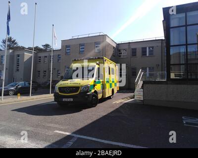 Service national d'ambulance Mercedes Benz Sprinter unité paramédic d'ambulance d'urgence, Bantry General Hospital, Bantry, West Cork, Irlande Banque D'Images