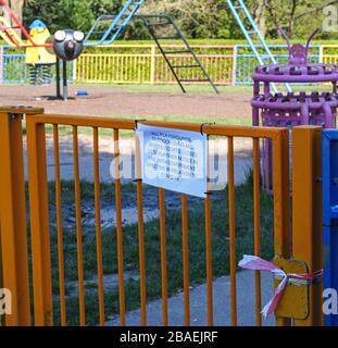 Avis de fermeture sur la porte de terrain de jeux fermée à égalité lorsque la distanciation sociale prend effet pendant la pandémie de Covid19 de Coronavirus, Parc commémoratif de Pinner, Harrow Londres Banque D'Images