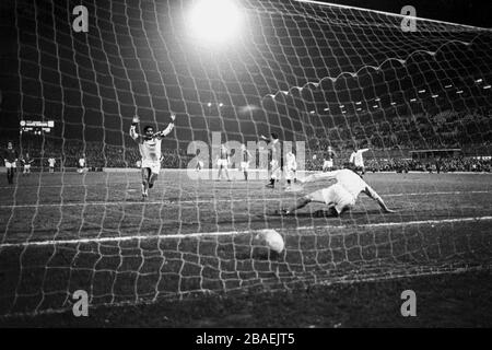 Pat Jennings, gardien de but en Irlande du Nord, plonge de la mauvaise façon, alors que l'Eusebio du Portugal égalise cinq minutes à partir de l'endroit de la pénalité. Banque D'Images