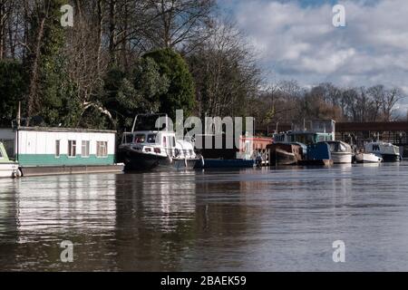 Péniche, bateaux de canal et métiers d'agrément amarrés sur la Tamise près de Molesey Lock à Hampton court au Royaume-Uni Banque D'Images