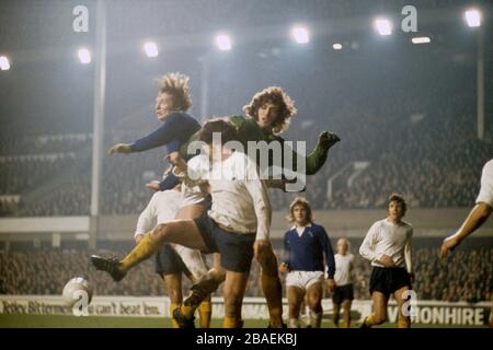 Tottenham Hotspur gardien de but Pat Jennings défenses avec un joueur d'Everton. Banque D'Images