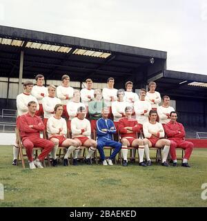 Équipe de Walsall pour la saison 1971-1972. (Rangée arrière l-r) Nick Atey, Bobby Gough, Colin Taylor, Colin Harrison, Geoff Morris et Ray train. (Rangée du milieu l-r) John Manning, Stan Bennett, Frank Gregg, Blackmore, Mick Evans, John Woodward et Willie Penman. (Font row l-r) John Harris (entraîneur adjoint), Brian Taylor, John Smith (capitaine), Bill Moore (directeur), Wesson, Stan Jones et McEwan (entraîneur). Banque D'Images