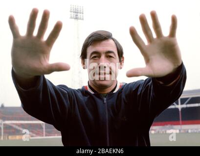 Le gardien de but de Stoke City Gordon Banks montre ses plus grands atouts. Banque D'Images