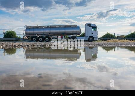 Camion-citerne avec marchandises dangereuses inflammables circulant sur la route Banque D'Images