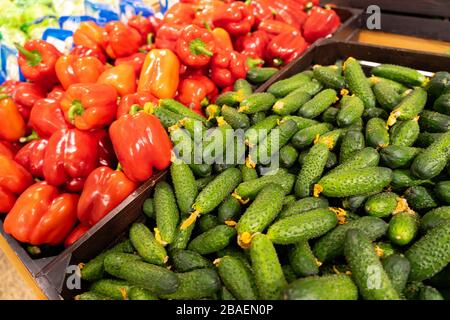 Vente de concombres frais et de paprika rouge. Concombres verts frais et paprika vendus sur le marché. Beaucoup de légumes. Banque D'Images