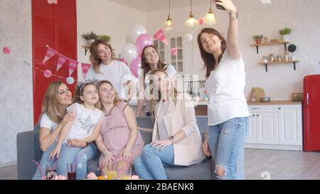 Les femmes prenant la photo de groupe à la fête de douche de bébé Banque D'Images