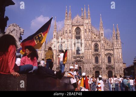 Fans allemands aux couleurs nationales or rouge noir, drapeaux, drapeaux, devant la cathédrale de Milan, à la coupe du monde de 1990 en Italie, dans le contexte du jeu Allemagne - Emirats arabes Unis GER - eau 5: 1 le 15 juin 1990 à Milan, | usage dans le monde entier Banque D'Images