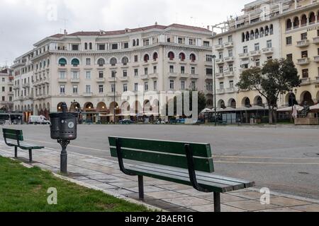 Thessalonique, Grèce - 23 mars 2020: Une vue des rues vides de Thessalonique après que la Grèce ait imposé un verrouillage pour ralentir la propagation du coronavi Banque D'Images