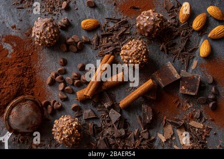 Truffes faites maison au chocolat noir et aux amandes entourées de morceaux de chocolat et de poudre de cacao Banque D'Images