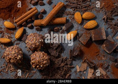 Truffes faites maison au chocolat noir et aux amandes entourées de morceaux de chocolat et de poudre de cacao Banque D'Images