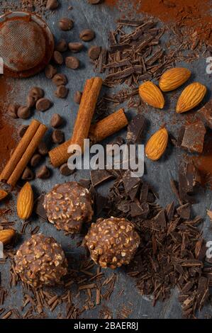 Truffes faites maison au chocolat noir et aux amandes entourées de morceaux de chocolat et de poudre de cacao Banque D'Images