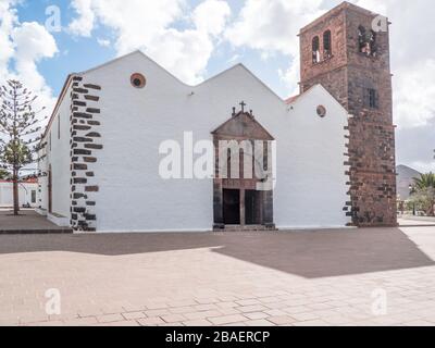 Eglise du XVIIIe siècle avec clocher en pierre de lave dans le style des îles Canaries.la Oliva - Fuerteventura Banque D'Images