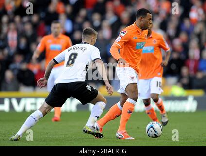 Matt Phillips de Blackpool (à droite) en action avec Jeff Hendrick du comté de Derby Banque D'Images