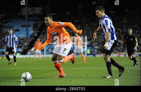 Sheffield Wednesday's Lewis Buxton (à droite) et Matt Phillips de Blackpool (à gauche) Banque D'Images