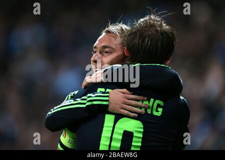 Siem de Jong (à droite) d'AJAX célèbre avec Christian Eriksen Banque D'Images