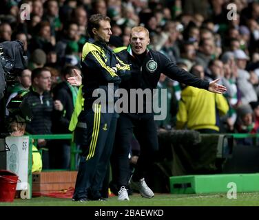 Le Manager celtique Neil Lennon (droit) fait appel au quatrième fonctionnaire Banque D'Images