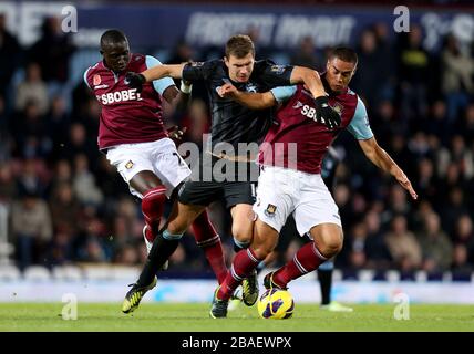 Edin Dzeko (centre) de Manchester City en action avec Mohamed Diame (gauche) et Winston Reid de West Ham United Banque D'Images