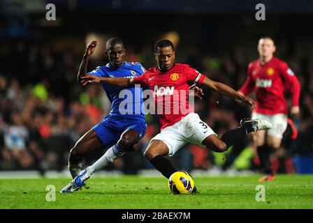 Le Nascimento Ramires de Chelsea (à gauche) et le Patrice Evra (à droite) de Manchester United se battent pour le ballon Banque D'Images