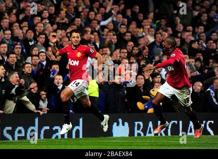 Javier Hernandez (à gauche) de Manchester United célèbre son troisième but du match avec le coéquipier Ashley Young Banque D'Images