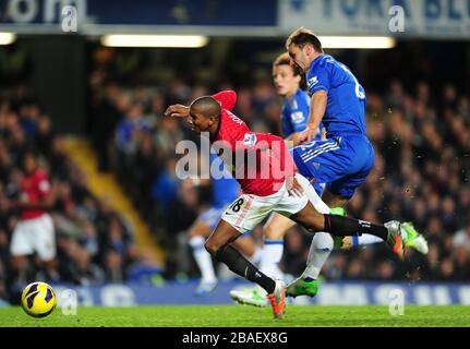 Ashley Young (à gauche) de Manchester United est fouillé par Branislav Ivanovic de Chelsea qui lui gagne une carte rouge Banque D'Images