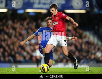 Fernando Torres de Chelsea (à gauche) et Michael Carrick (à droite) de Manchester United pour le ballon Banque D'Images